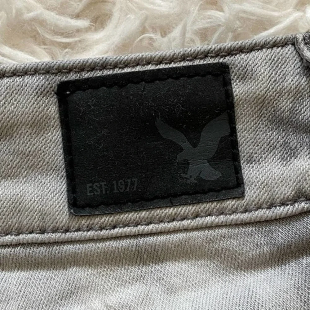 American Eagle Gray Distressed Denim Shorts Size 6 - Picture 10 of 11